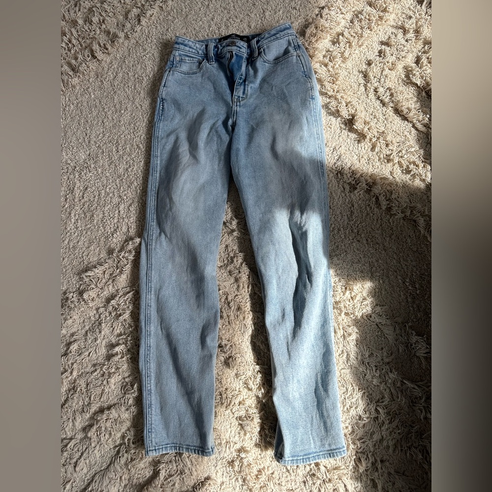 Hollister Mom jeans-Ultra High-Rise w/vintage stretch.